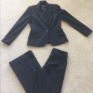 👠 Sharp pinstriped suit 👠